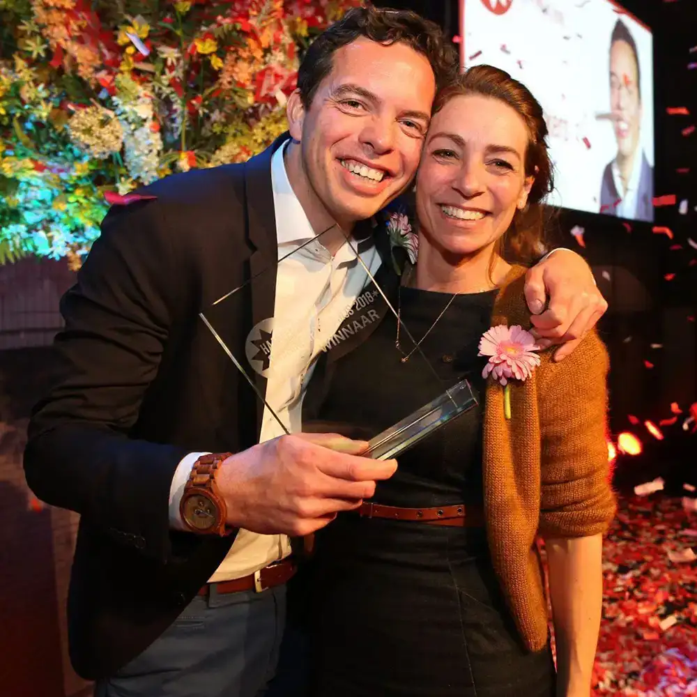 Zilveren award winnen op feestelijke evenement met bloemen en confetti voor Sturdy Digital, digitale marketing en webdesign expertise.