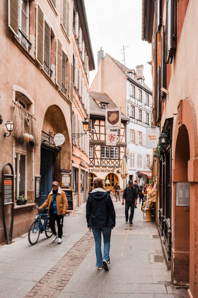 Esther wandelt door een oud stadscentrum