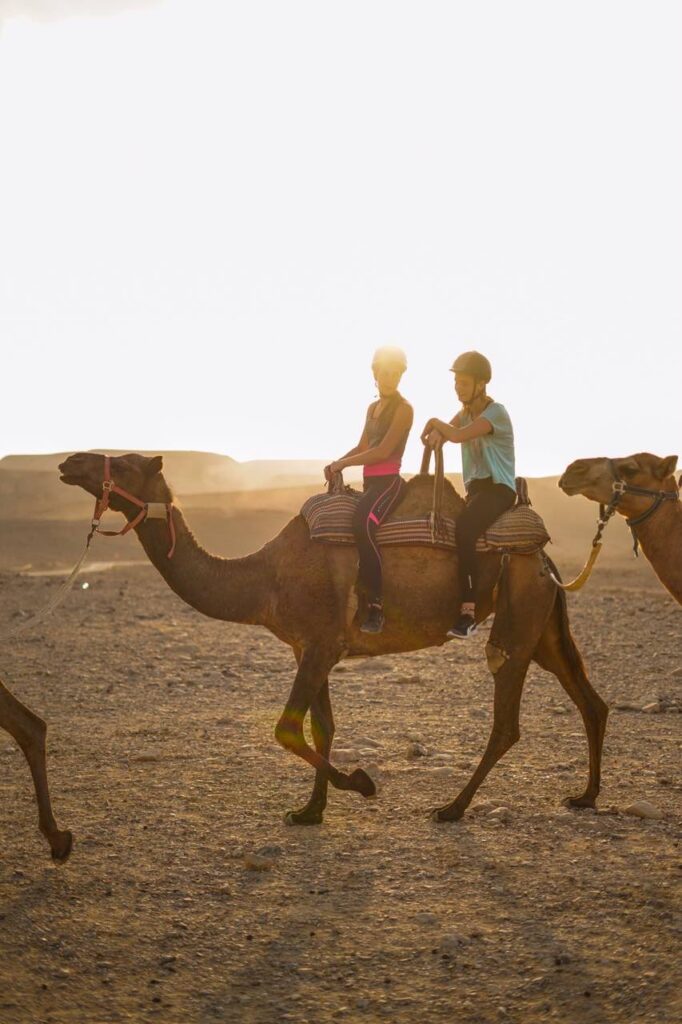 Esther op een kameel met de zon op de achtergrond