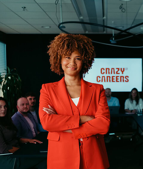 Innovatieve digitale marketingstrategie expert vrouw in conferentiezaal met collega’s, gericht op bedrijfsontwikkeling, online groei, en digitale transformatie, onder titel Crazy Careers.