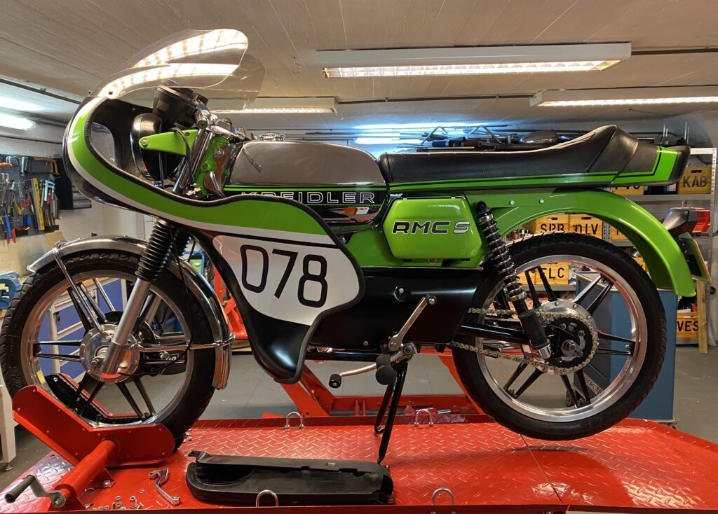 Kawasaki-racer-motorfiets-klassiek-groen-zilver-zadel-onderdelen-werkplaats.