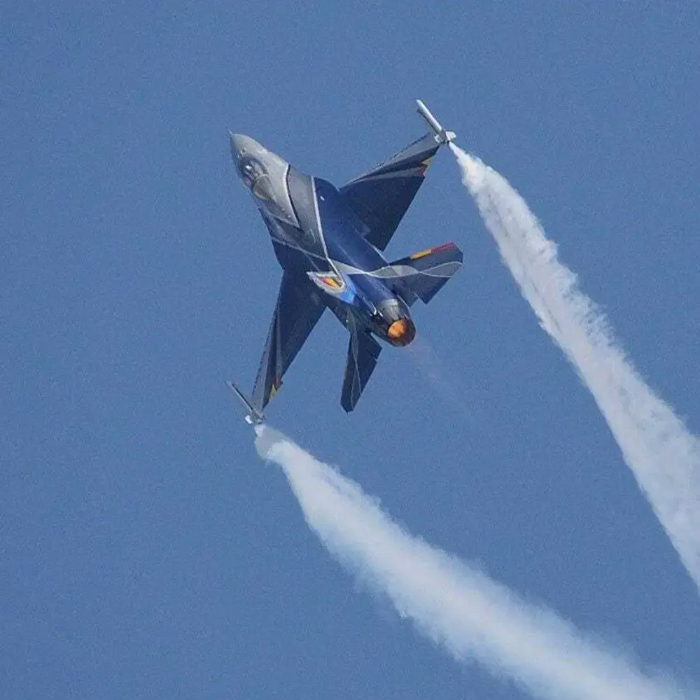 Supersonisch gevechtsvliegtuig in luchtshow, snel en krachtig, met rookstrepen, blauw hemels achtergrond, high-tech militaire jet, precisie en snelheid.