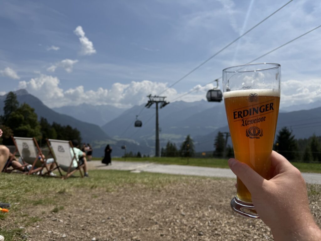 Proost! Eenn geheven bierglas op een vakantiebestemming