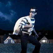 Forse, dichtbij huis op een avond onder de sterren hemel, een man gekleed als superhero met een masker en stripstripes, terwijl hij over een dakterras loopt, symboliseert kracht en avontuur.