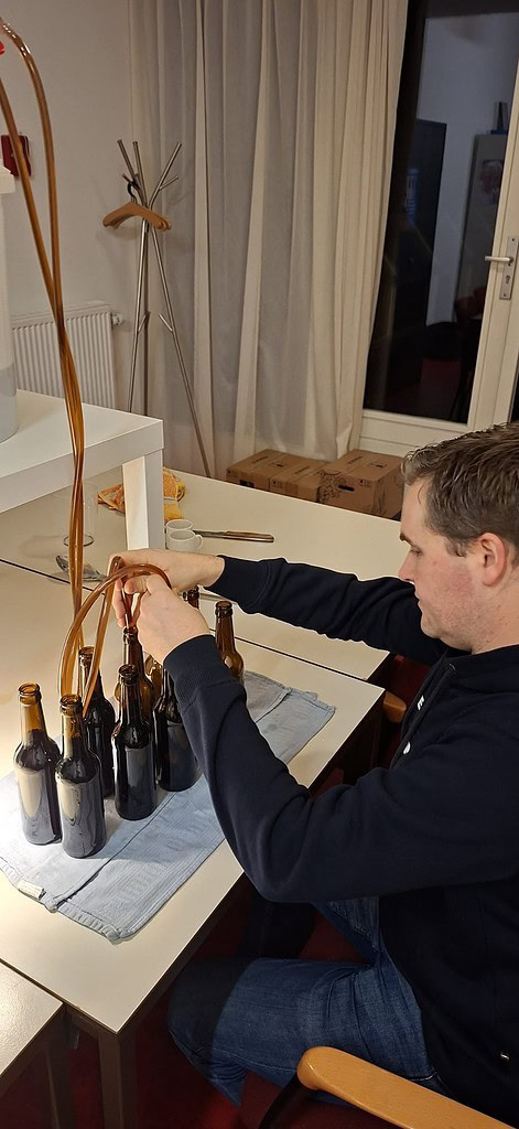 Michael de ambachtelijke bierbrouwer vult flessen af.