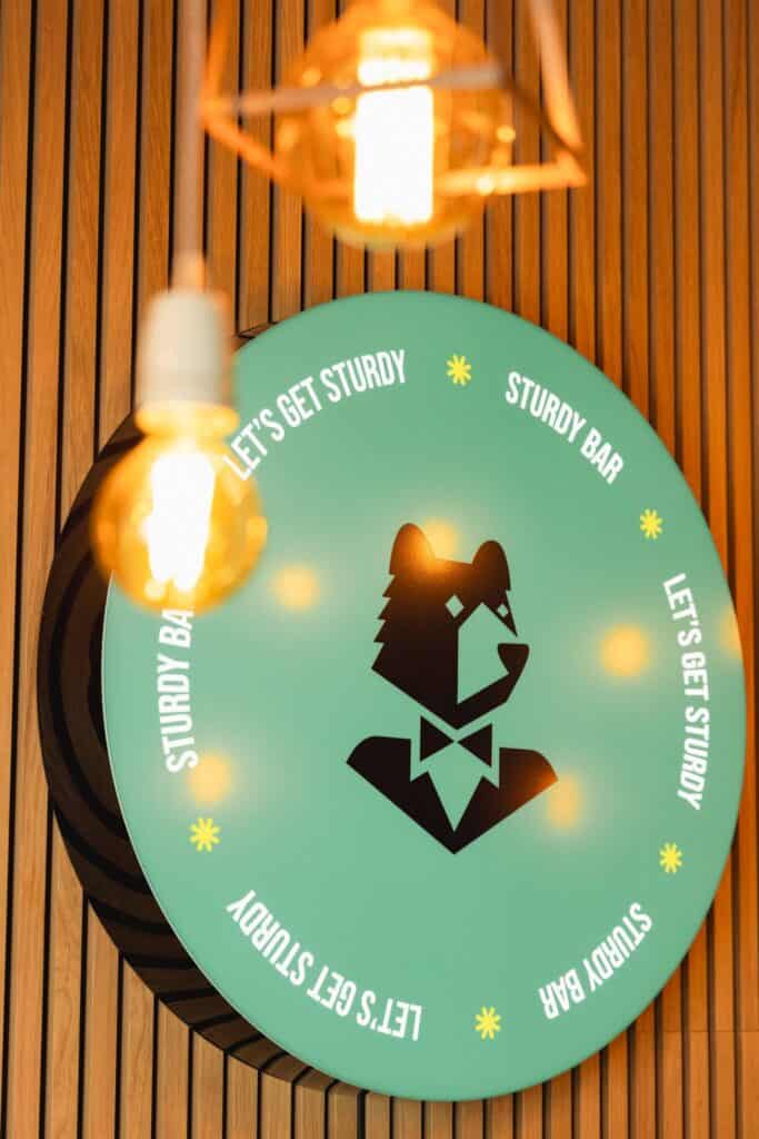 Lichtbak van de Sturdy Bar in het kantoor van Sturdy Digital in Halfweg.