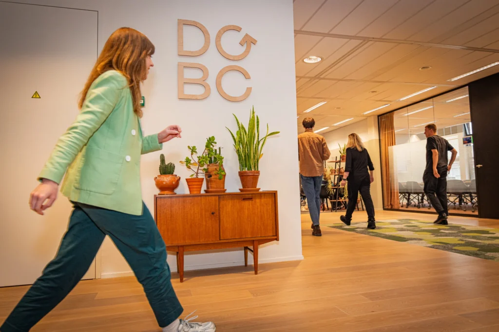 Er lopen verschillende mensen door het kantoor van DGBC.