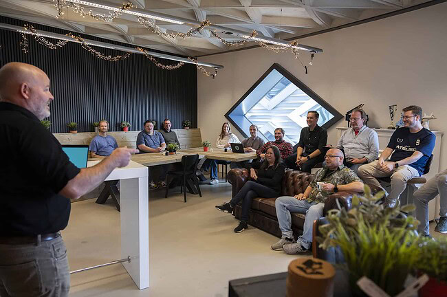 Het team van Sturdy Digital in een presentatie.