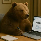 Bear met laptop en pen voor digitale marketing en webdesign, symboliseert creativiteit en expertise in online oplossingen voor ondernemers en bedrijven.
