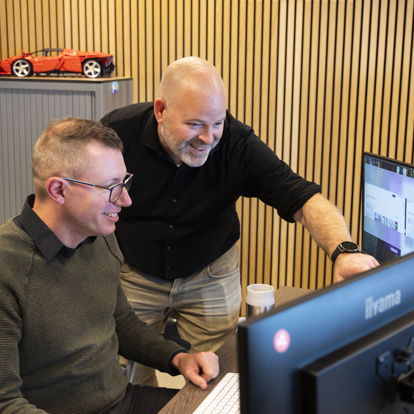 Twee specialisten van Sturdy Digital overleggen over de aanpak bij het ontwikkelen van een WordPress sites.