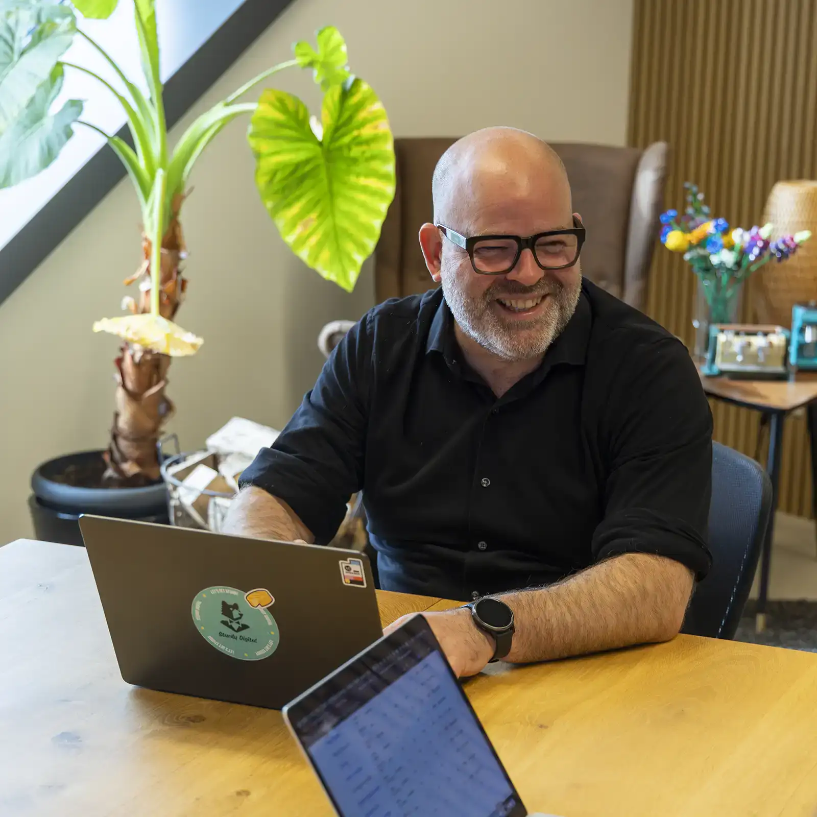 Frans overlegt met een klant over de juiste strategie voor het ontwikkelen van een nieuwe website.