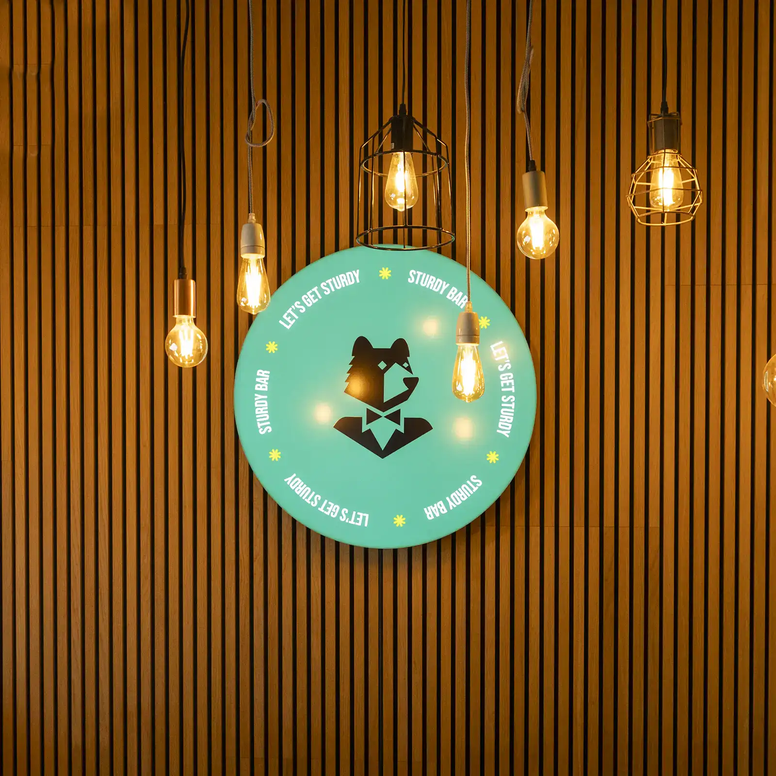 Een designer maakt een wireframe schets op een flip-over tijdens een meeting.