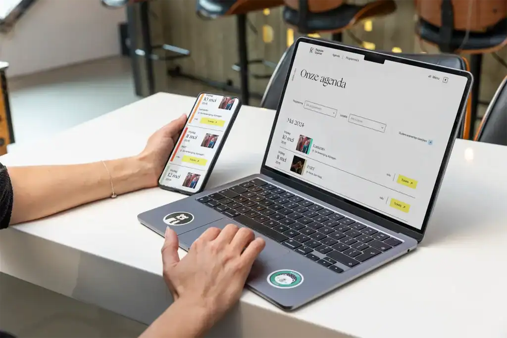 Voorbeeld van een website die door Sturdy is ontwikkeld op zowel een mobiele telefoon als op een laptop.