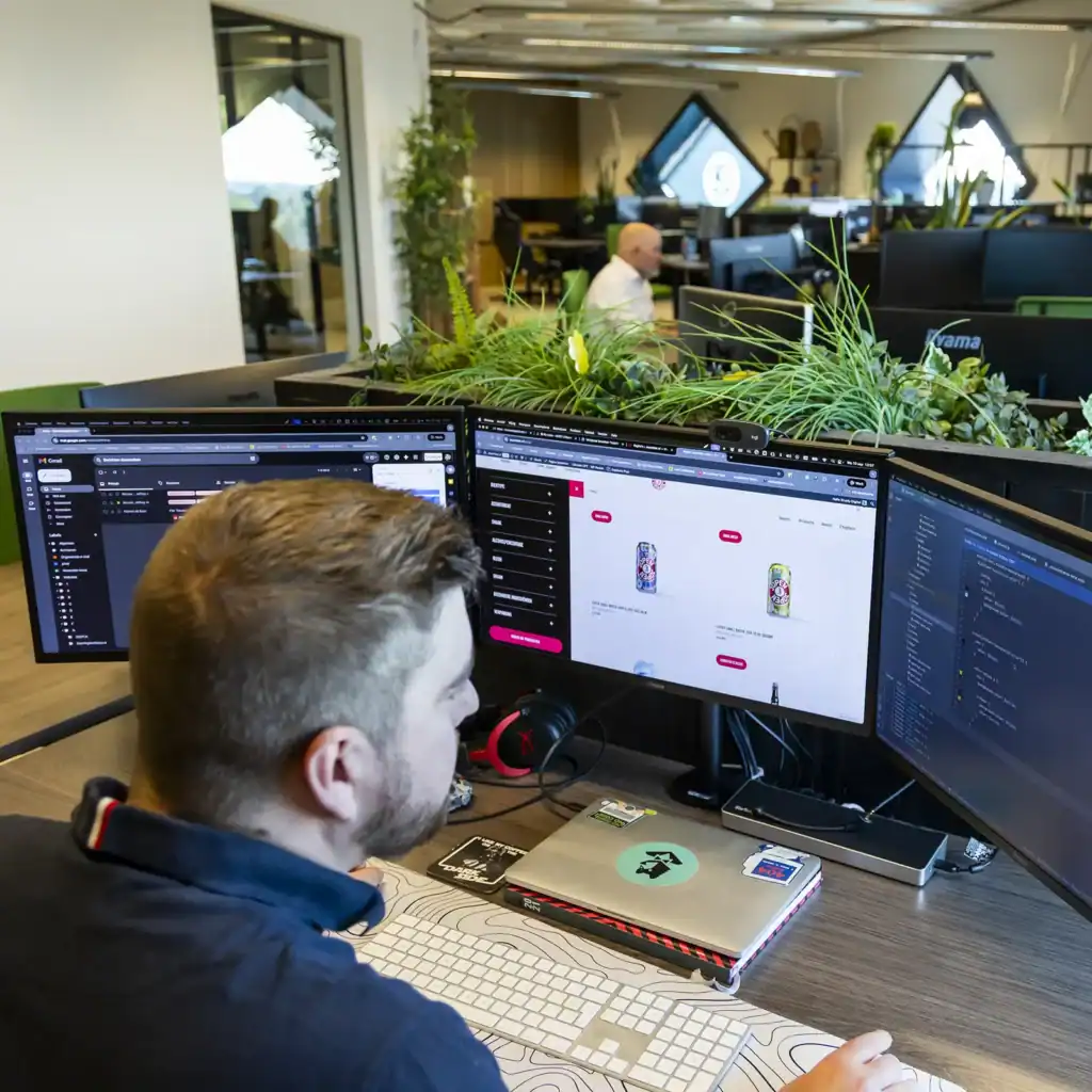 Een front-ender werkt aan een WordPress website op het kantoor van Sturdy Digital.