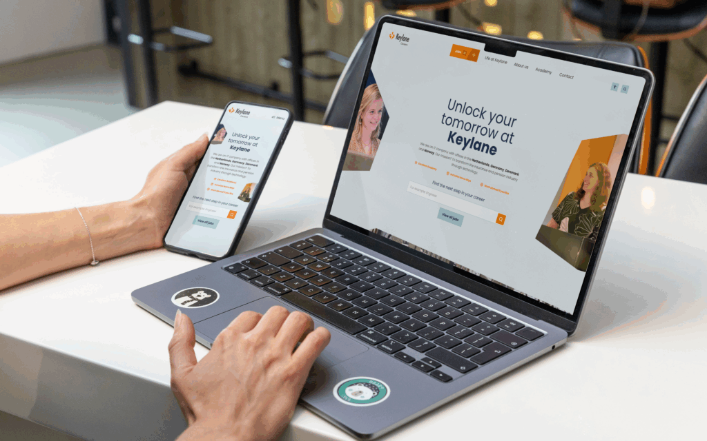 De website careers.keylane.com wordt getoond op verschillende schermen om te tonen hoe die responsive werkt.