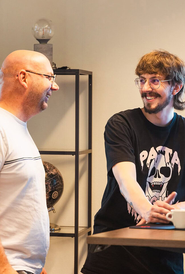 Vertrouwde medewerkers van Sturdy Digital die samenwerken en plezier maken tijdens een creatieve sessie.