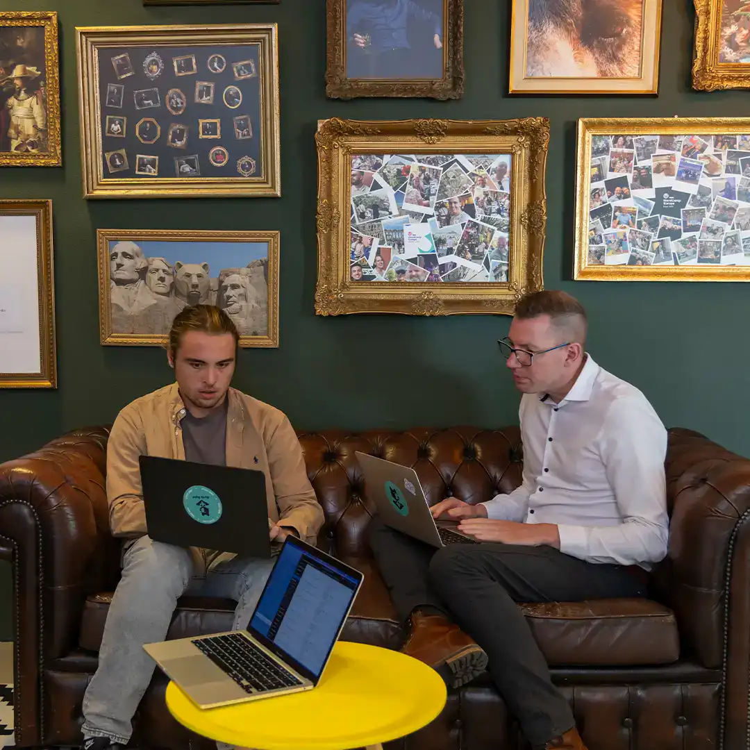 Frans overlegt met een klant over de juiste strategie voor het ontwikkelen van een nieuwe website.