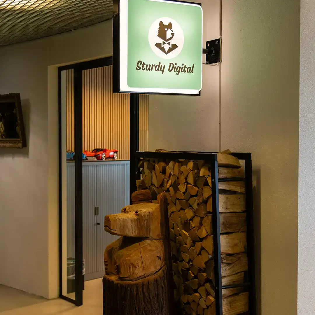 Frans overlegt met een klant over de juiste strategie voor het ontwikkelen van een nieuwe website.