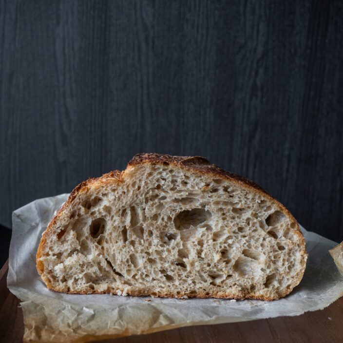 Vers brood met een knapperige korst en luchtige binnenkant, perfect voor dagelijks gebruik en gezonde voeding.