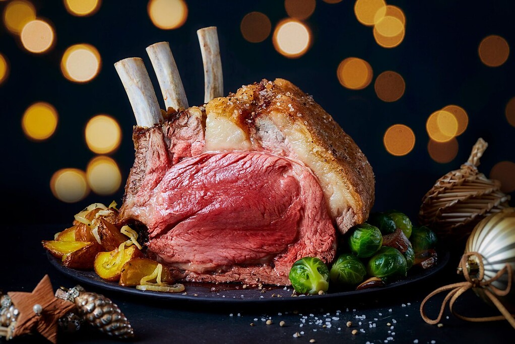 1. Malse gebraden lamsrack met krokante korst, geserveerd met geroosterde groenten en fijne kruiden, perfect voor feestdagen en speciale gelegenheden.