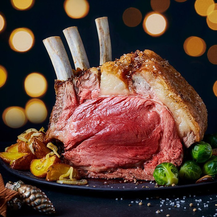 1. Malse gebraden lamsrack met krokante korst, geserveerd met geroosterde groenten en fijne kruiden, perfect voor feestdagen en speciale gelegenheden.