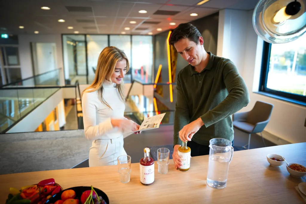 Keylane careers twee collega's drinken mocktails.